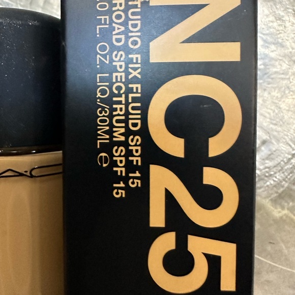MAC Cosmetics Studio Fix Fluid SPF 15 Foundation NC25 - Picture 12 of 14